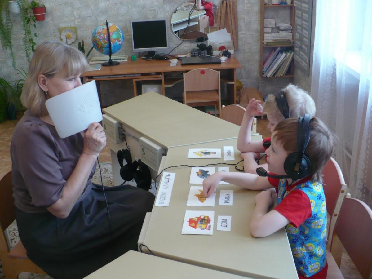 Дистанционное образование логопед дефектолог. Образование детей с нарушением слуха. Занятия с глухими детьми. Занятия с детьми с нарушением слуха. Сурдопедагог и ребенок.